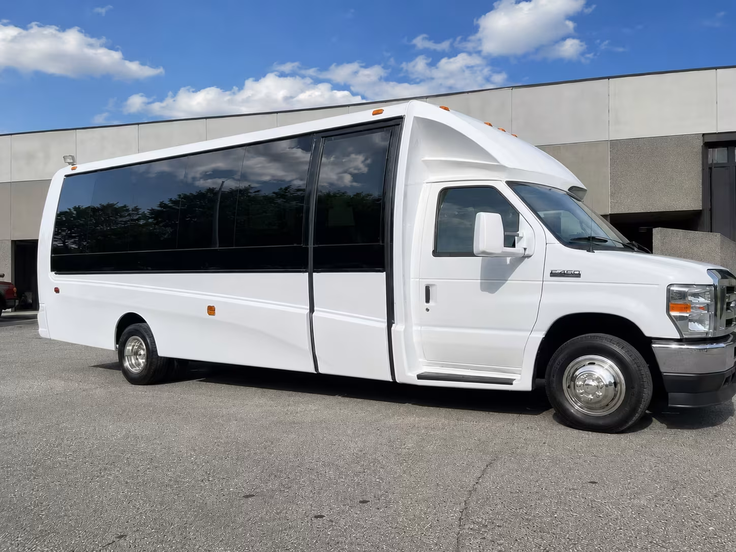 waterbury hotel and convention minibus rentals for airport groups